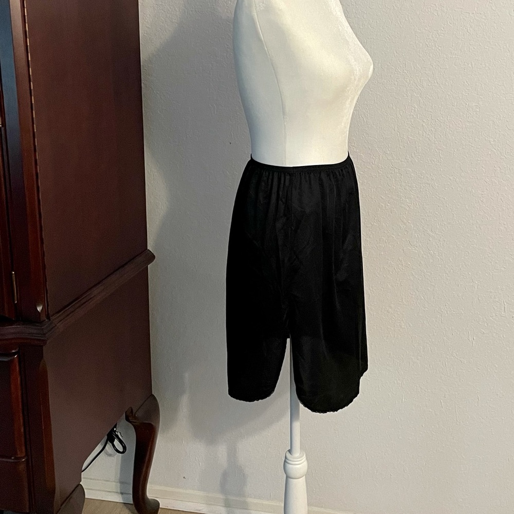 20” Long Half Slip w/Slit, Black, Vanity Fair size M